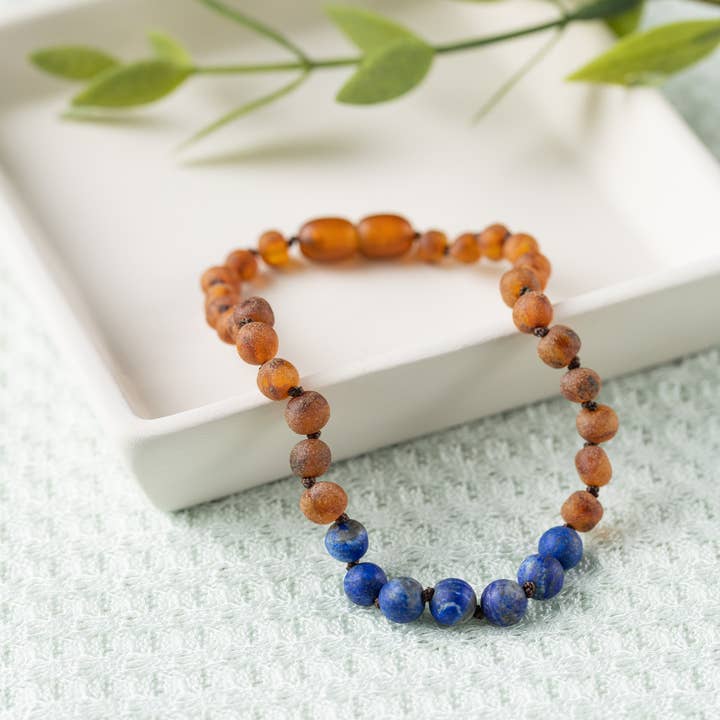 Adulti | Cavigliera con lapislazzuli e ambra color cognac grezzo per la vendita all'ingrosso da parte di R.B. Amber Jewelry