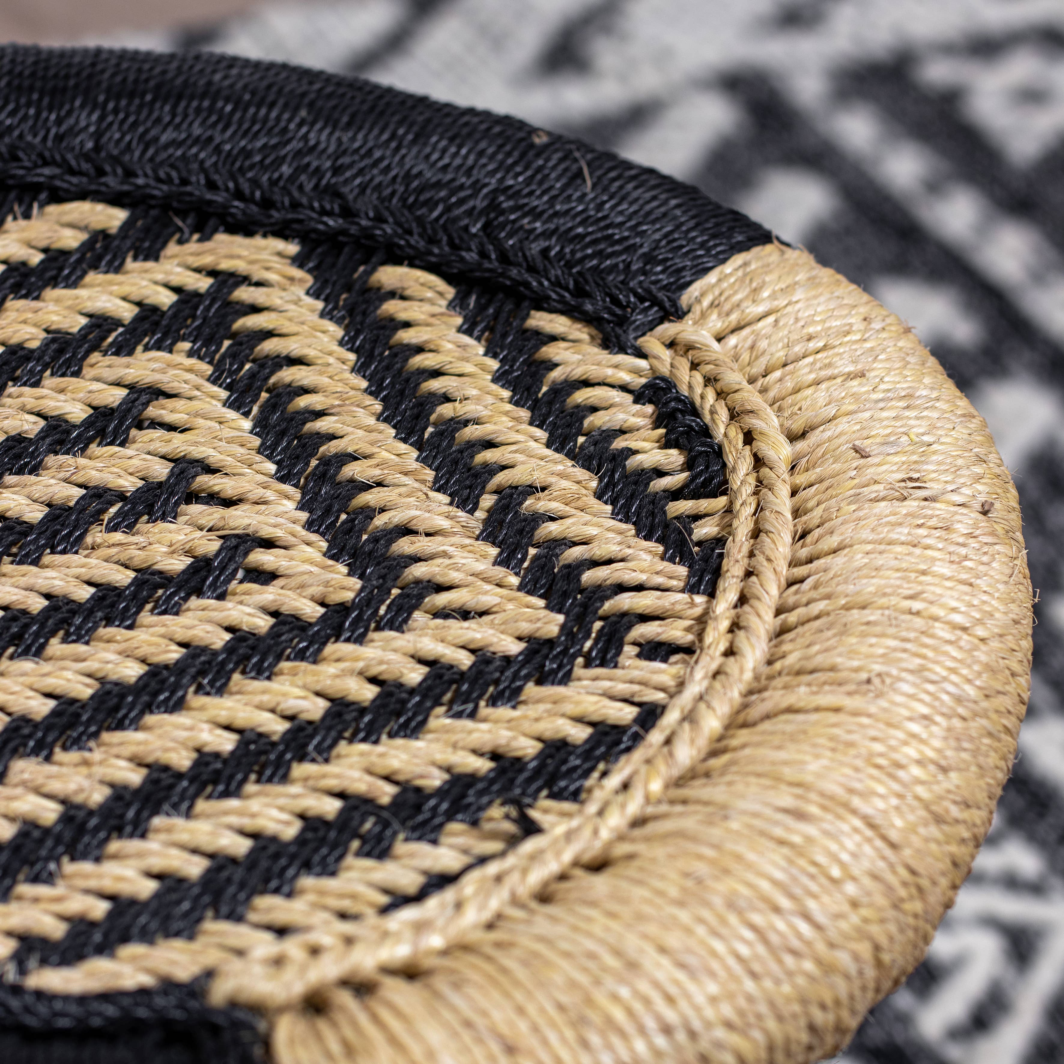 Now's Home - Venta al por mayor Mesas auxiliares - Mueble de acento tejido a mano en bambú natural y negro Zamzebe D39xA392