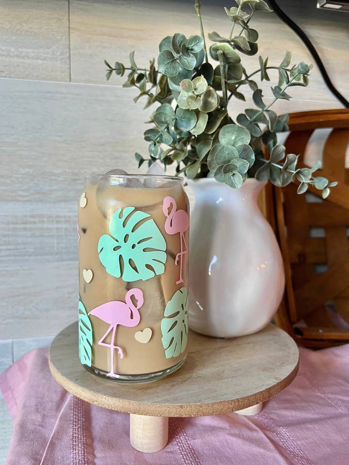 Tasse en verre Libbey Can en forme de flamant rose et de feuille de monstera pour la vente par HandmadesByHannahS