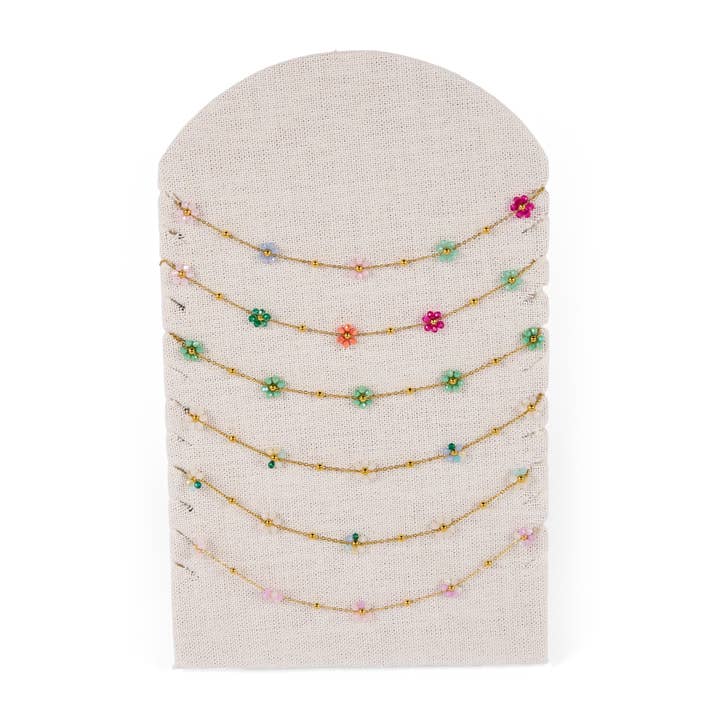 Espositore con 12 collane floreali in acciaio inossidabile. per la vendita all'ingrosso da parte di By Sookay