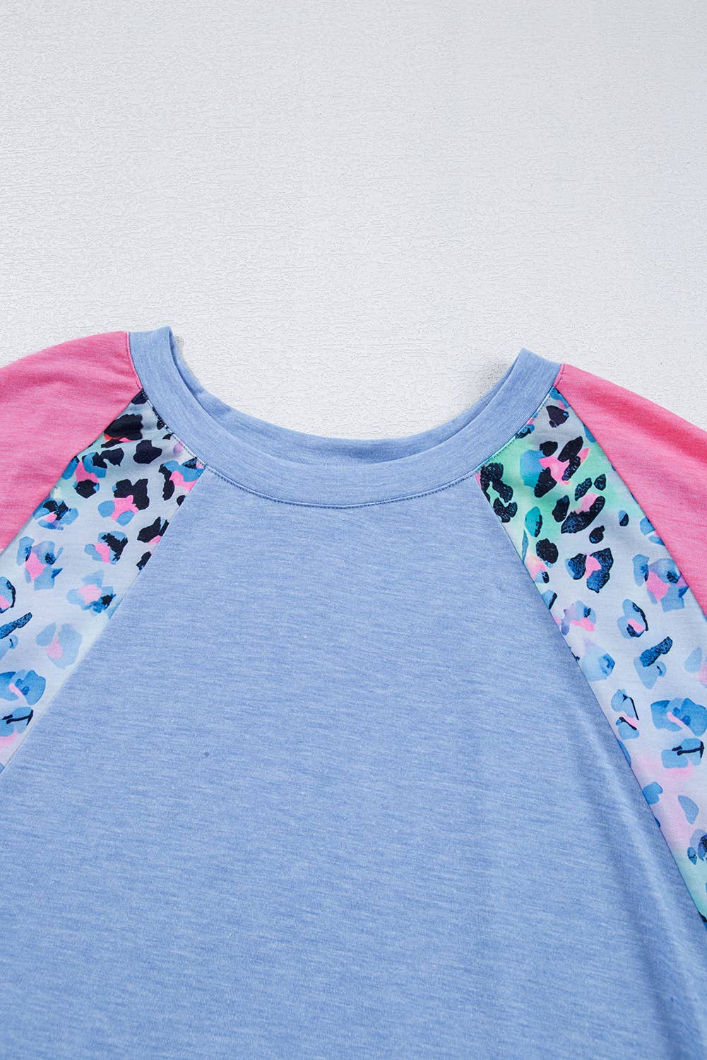 Bleu T-shirt à imprimé léopard avec patch colorblock grande taille en vente sur Faire5