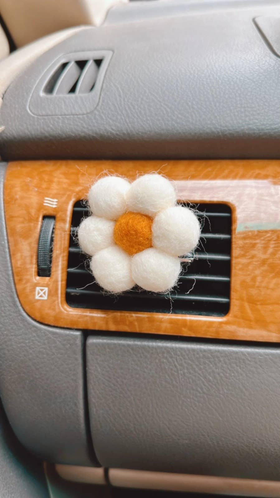 Blanco y Amarillo Pinzas para ventilación de coche Weavey Studio con diseño de flores de venta al por mayor en Faire3