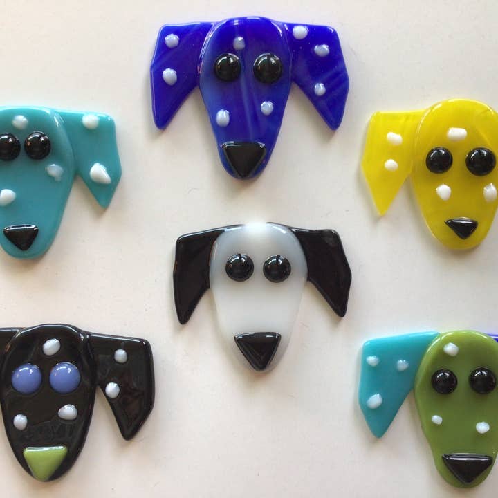 Colori assortiti di blu, gialli, aquas, nero, bianco e verde. Addobbo natalizio in vetro con cane in vendita all'ingrosso su Faire1