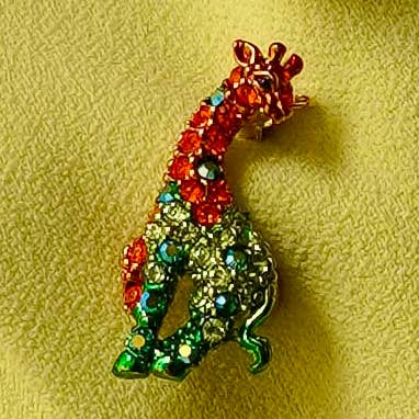 Fancy giraf broche malet messing med Rhinestones for børn for engroshandel hos La Jungle des Gemmes