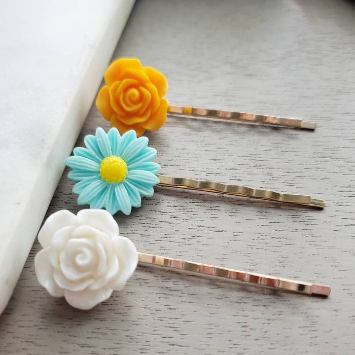 Ensemble de barrettes à fleurs aqua et jaune doré pour la vente par The Wild Poppy Jewelry Co.