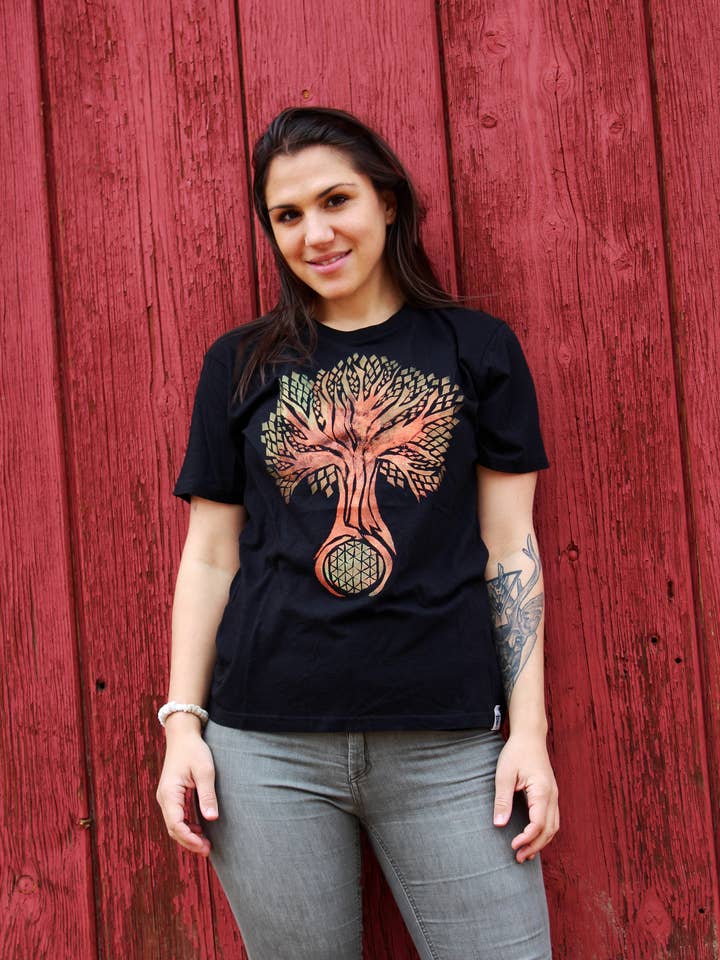 T-shirt in bambù dipinta a mano con albero della vita per la vendita all'ingrosso da parte di Third Wolf Designs