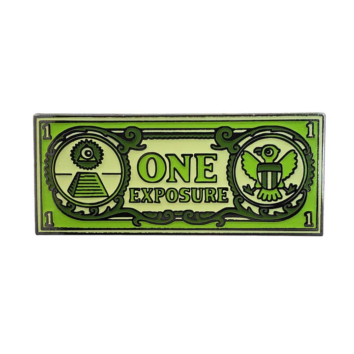 En Exposure Golf Ball Marker med Magnetisk Kasketklips for engroshandel hos Kolorspun Pins