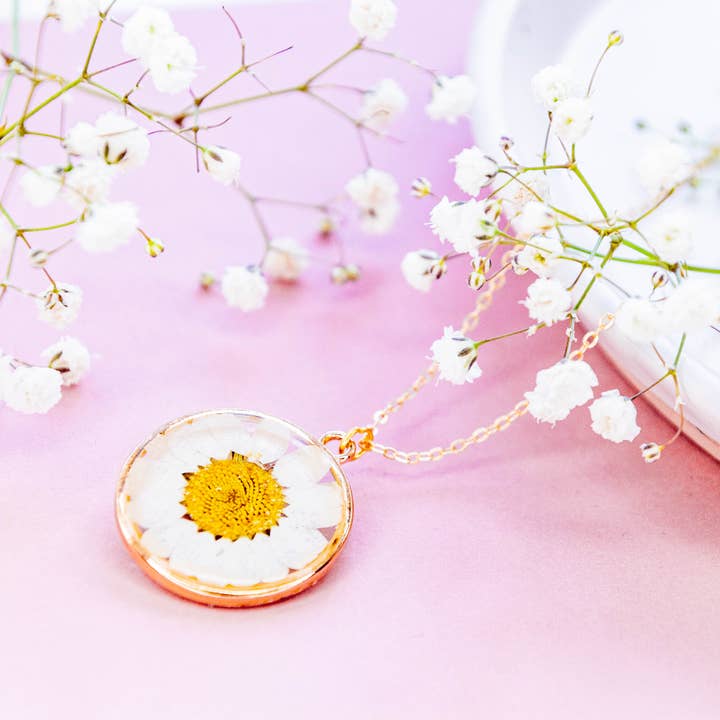 Allie and Posie – wholesale Pendant/charm necklace – DAISY necklace with real pressed marguerite daisies in resin8