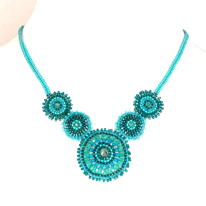 Beaded halskæde form af „V“ -Aqua for engroshandel hos KVZ Designs