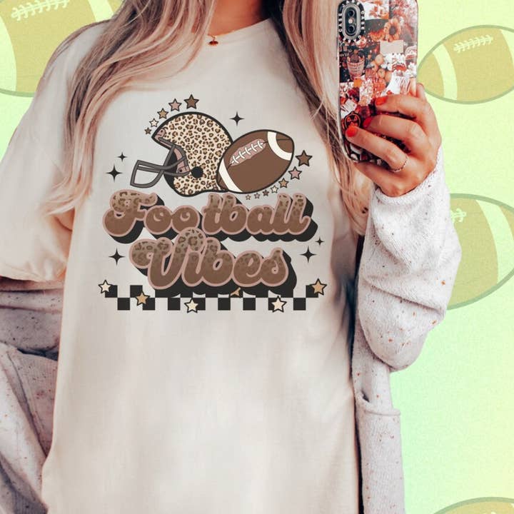 Voetbal Vibes Graphic t-shirt voor wholesale door Paisley Pineapple Creations