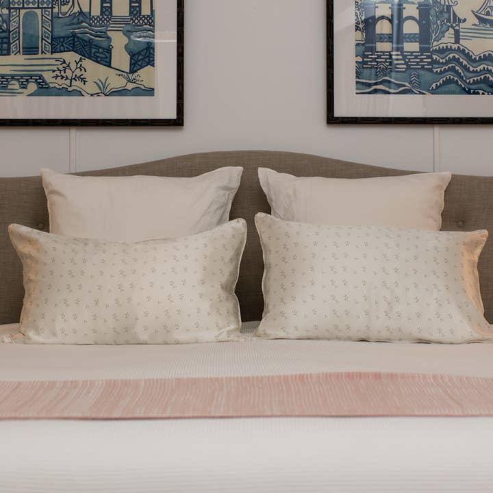 White Rose - ÉDITION LIMITÉE - Taie d'oreiller de luxe en soie pour la vente par Ever You