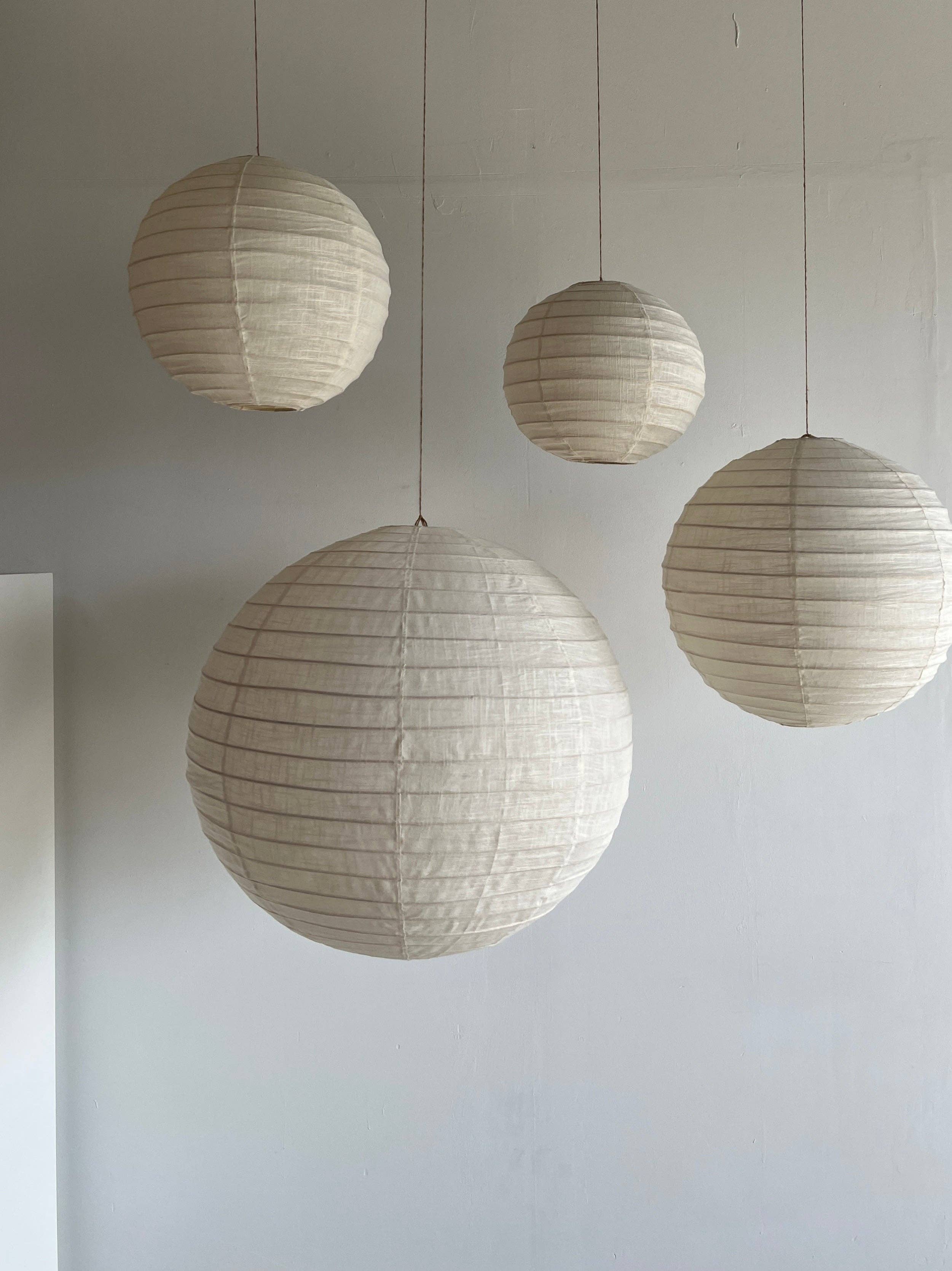 Office Objets - Wholesale Chandelier/Hanging Light - Medium round Japanese-style pendant light in rattan and natural linen D:4025