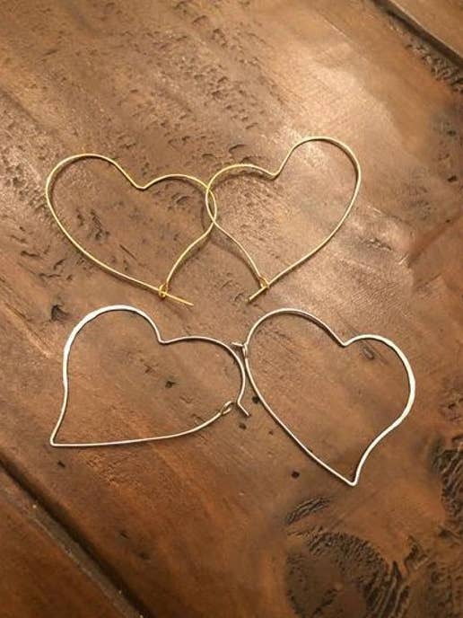 créoles en forme de cœur martelé pour la vente par bubs & sass