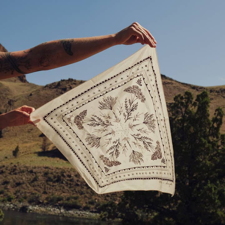 Bandana floreale High Desert per la vendita all'ingrosso da parte di Lost River Apothecary