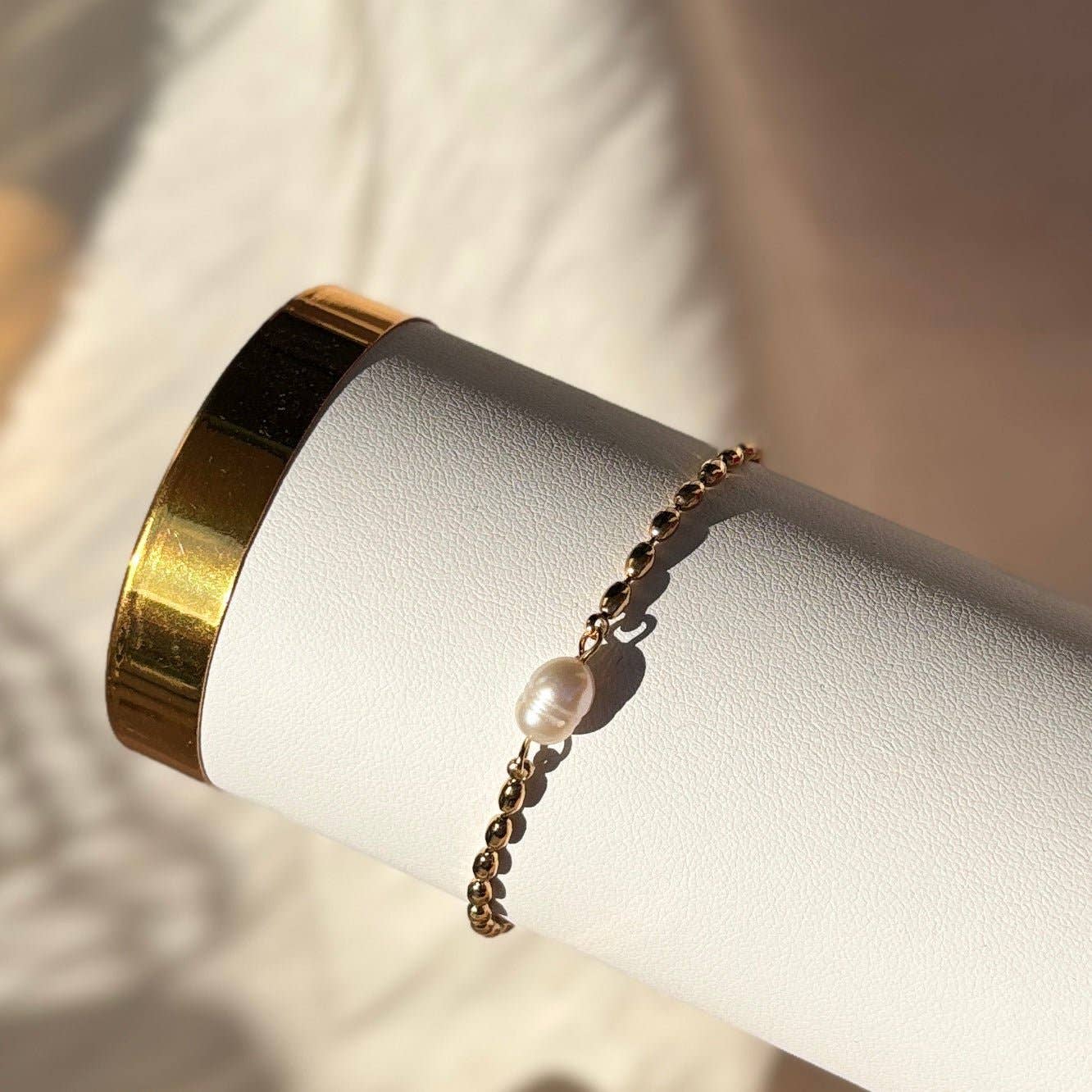 DUESTELLE ITALIA – wholesale Länkar och kedjearmband – Aluna - Armband i 18k guldpläterat stål med sötvattenspärla2