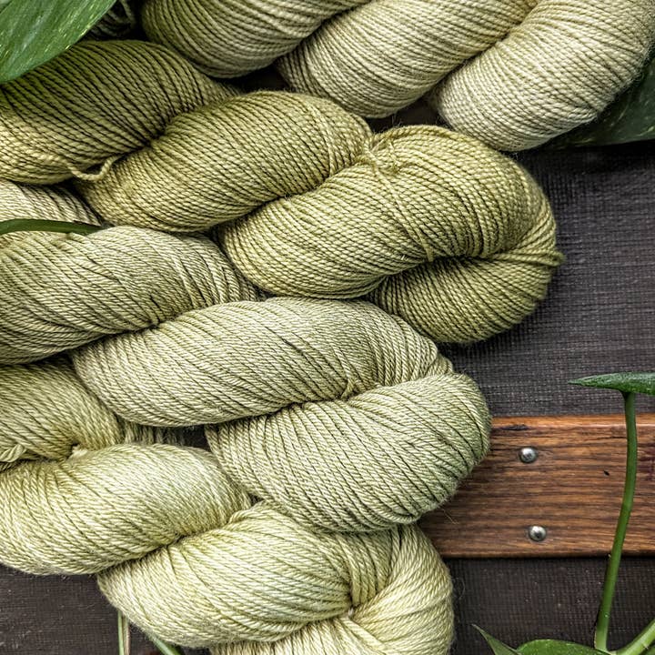 Ruinas, Paquete de 4 Ovillos de Hilo Teñido a Mano para venta al por mayor de The Ginger Needle