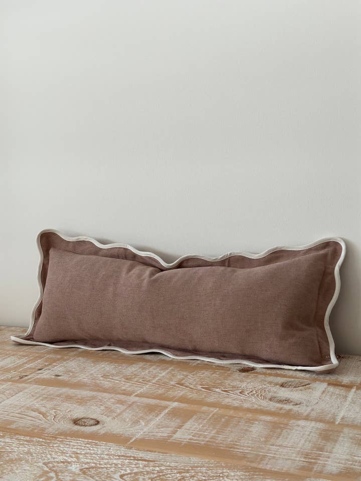 Chloe Dammig Rosa Kuddfodral med Vågig Kant 80x30 för wholesale av Ellenvale Trade