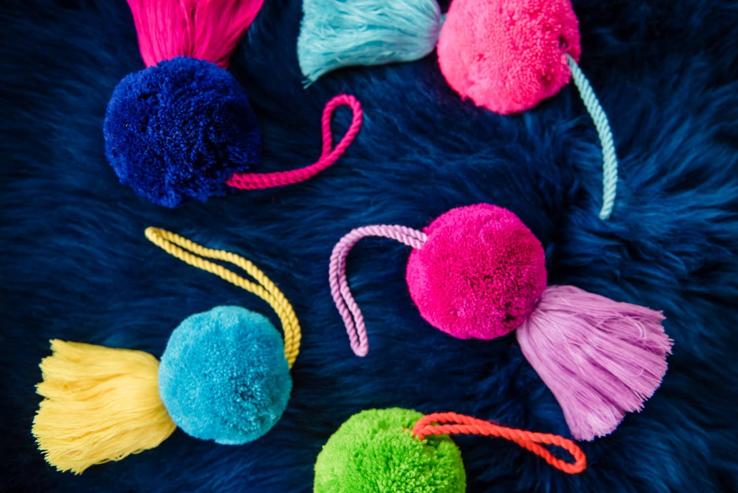 PomPom Galore – Borla/gota de parede decorativa por atacado – Jumbo Pom Pom & Tassel Swag Magenta e2