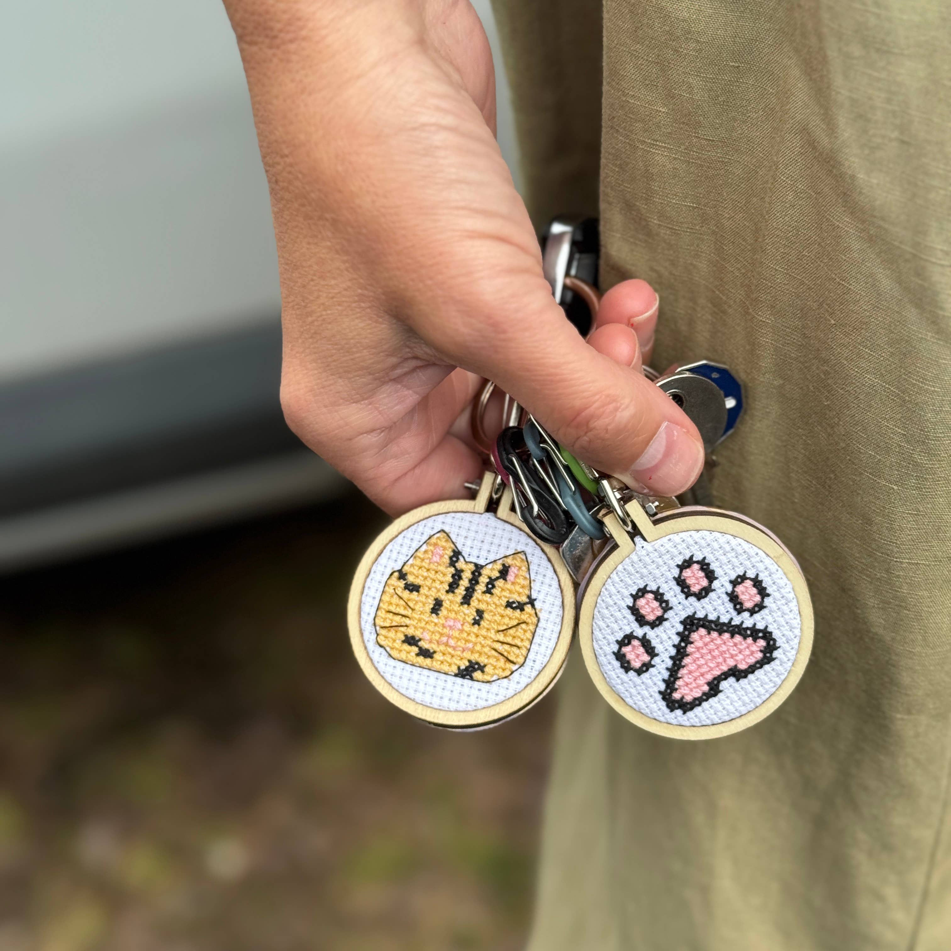 The Crafty Kit Company - Venta al por mayor Material para bordado/punto de cruz - Kit de Punto de Cruz en Miniatura 'Para que No Olvidemos' en Caja de Cerillas9