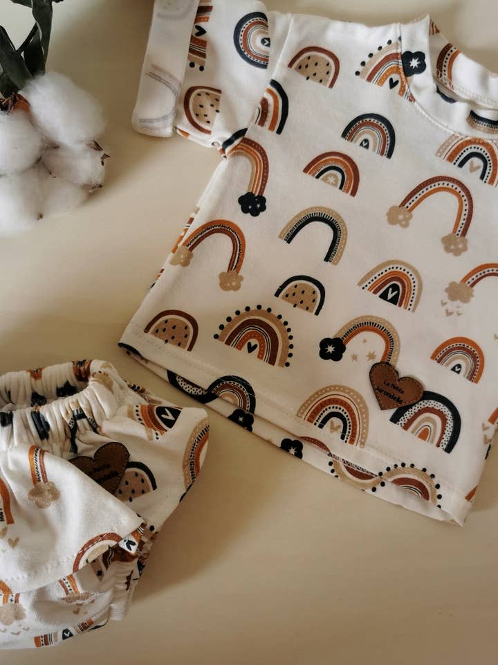 Set copripannolino con maglietta a 3/4 e gonna arcobaleno per la vendita all'ingrosso da parte di la petite hirondelle