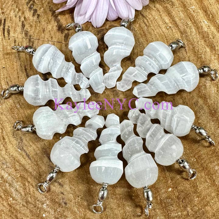 Colgante en espiral de selenita natural también conocido como espato satinado para venta al por mayor de KayleeNYC