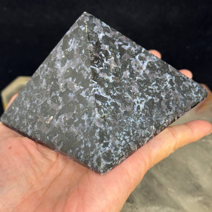 The 7 Directions – Engroshandel Spirituelle sten og krystaller – Indigo Gabbro pyramide energicenter F16D4