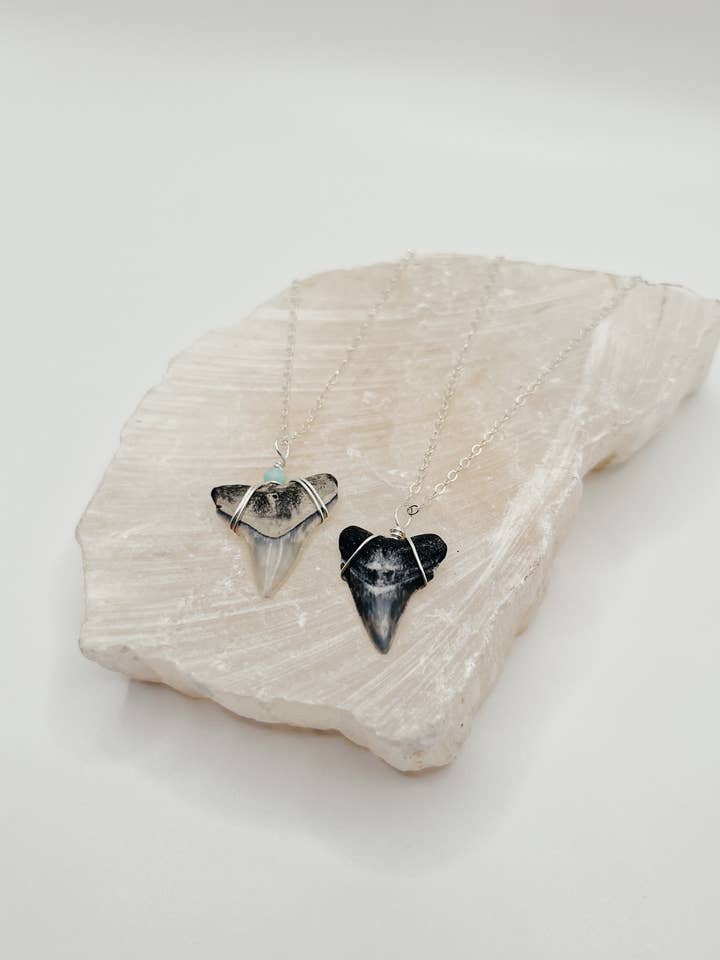Delicata collana a forma di dente di squalo, in argento Sterling per la vendita all'ingrosso da parte di Seastainably Made