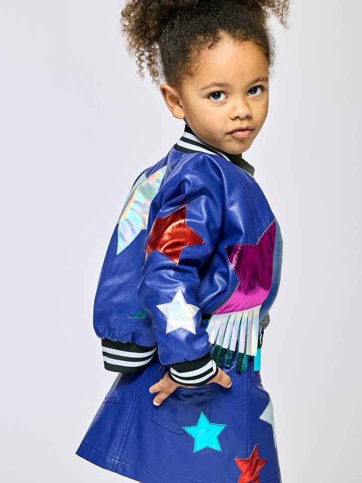 CHAQUETA BOMBER DE PIEL SINTÉTICA CON DETALLE DE ESTRELLAS Y FLECOS para venta al por mayor de Hannah Banana , Baby Sara