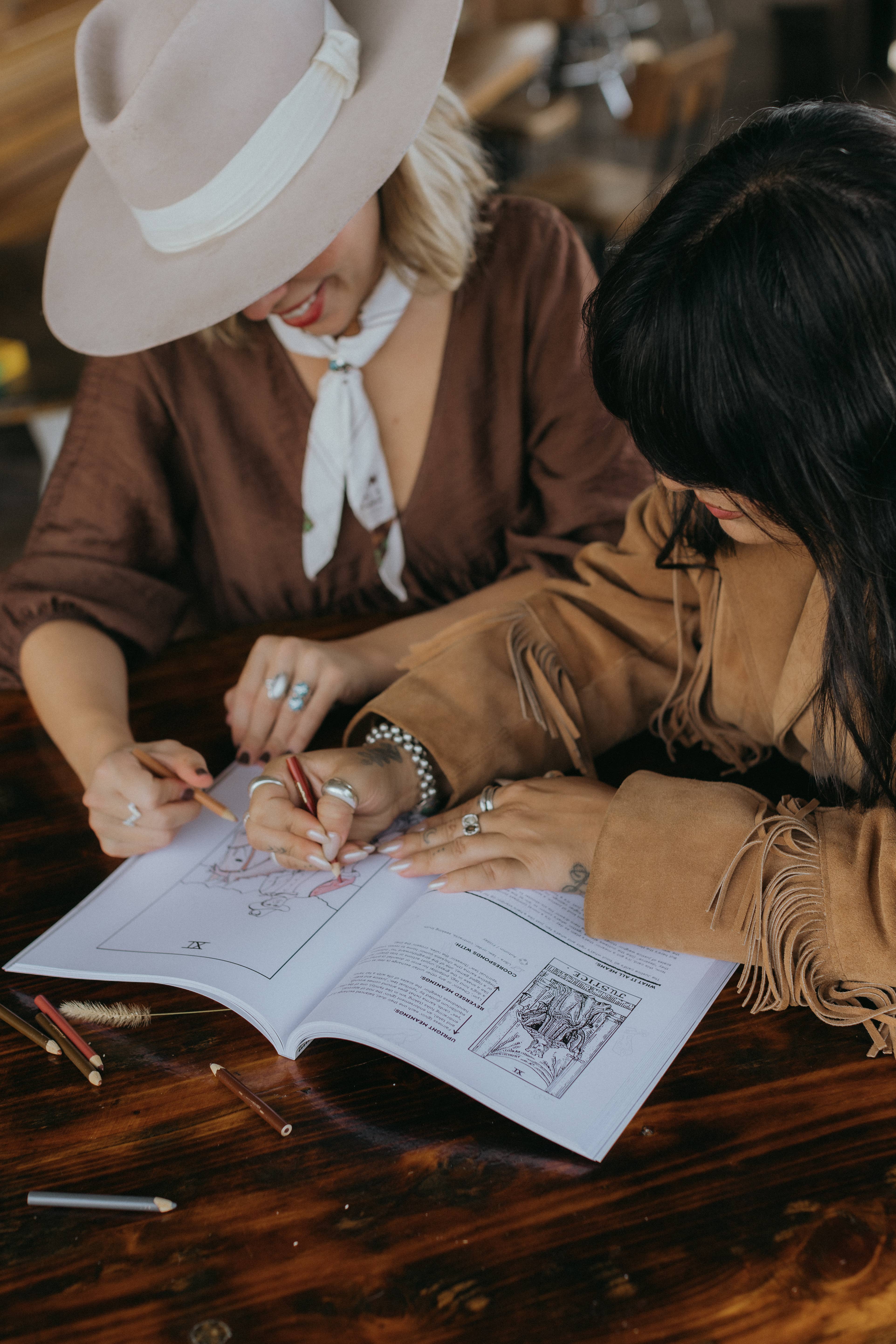 The Outlaw Oracle - Wholesale Tarot Cards - The Outlaw Oracle's Honky Tonk Tarot Colorin' Book - Rebel T7