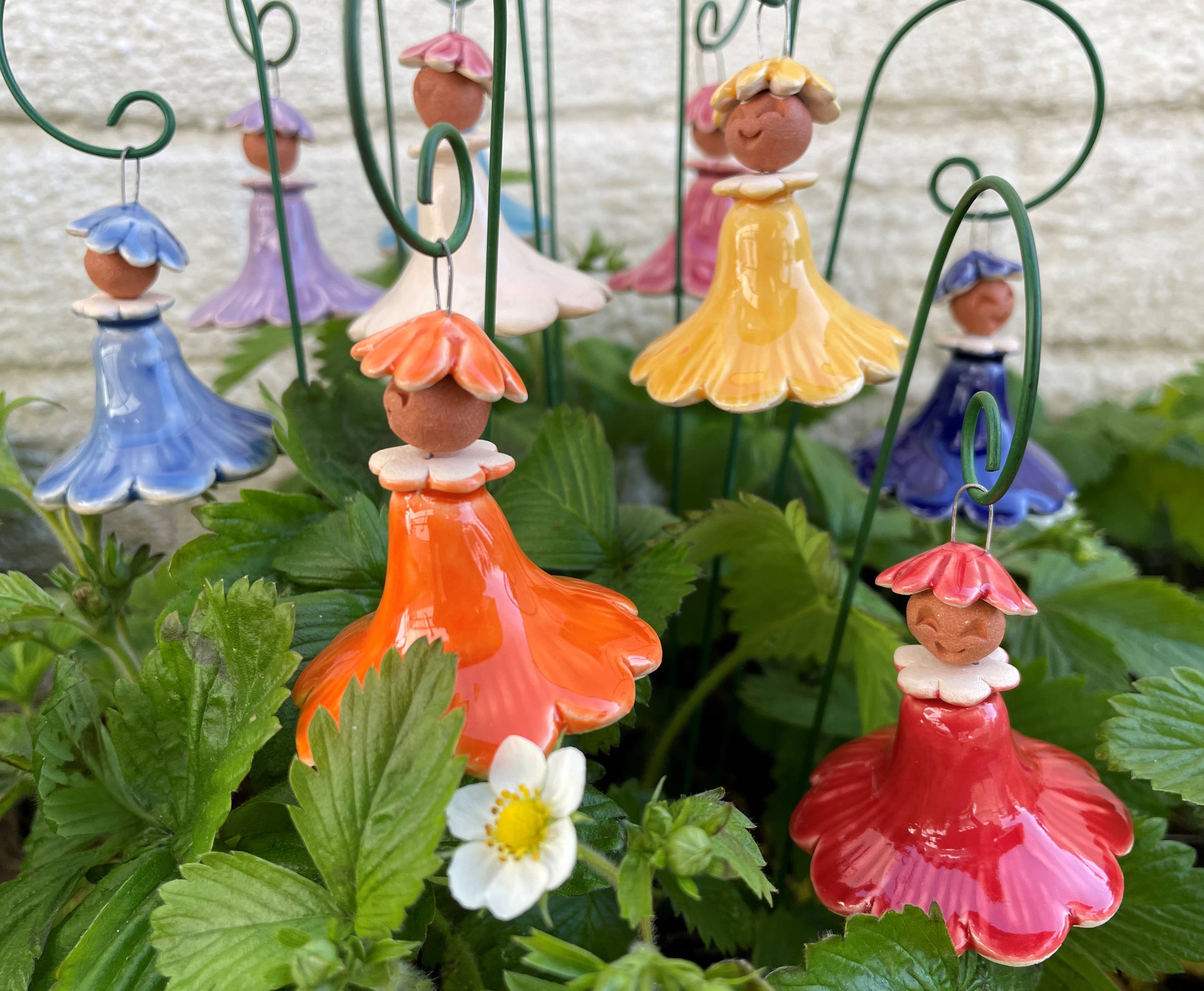 Pannonhem AB. – Großhandel Gartendeko/-schmuck – Hängende bunte Feen aus Keramik2