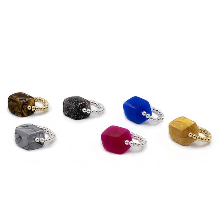 Anel com 1 mini cubo em várias cores por atacado de FATES, style with a story