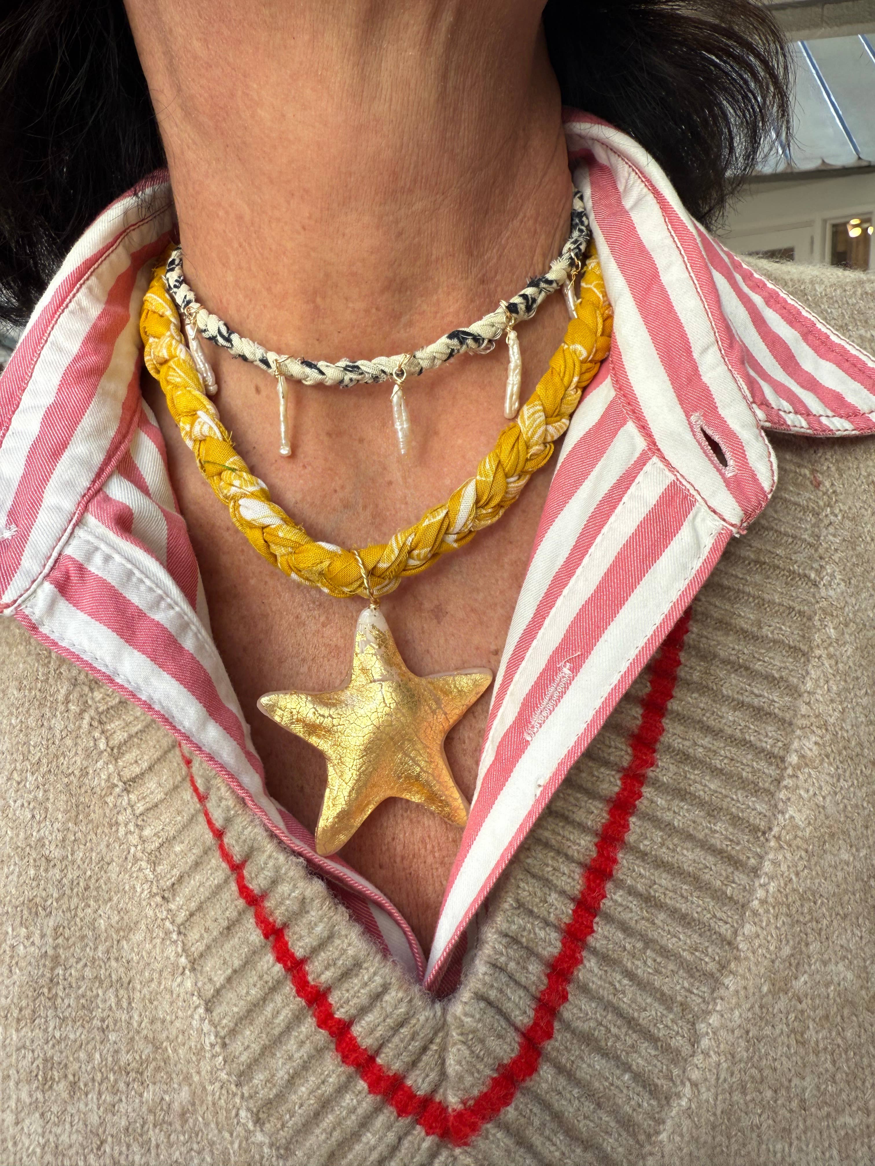 Chic’d Out - Vendita all'ingrosso Collana con ciondolo/pendaglio - Bandana Rosso Spesso con Collana a Stella Rossa2