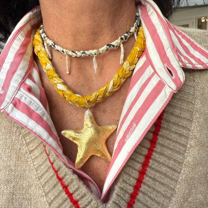 Chic’d Out - Vendita all'ingrosso Collana con ciondolo/pendaglio - Bandana Rosso Spesso con Collana a Stella Rossa2