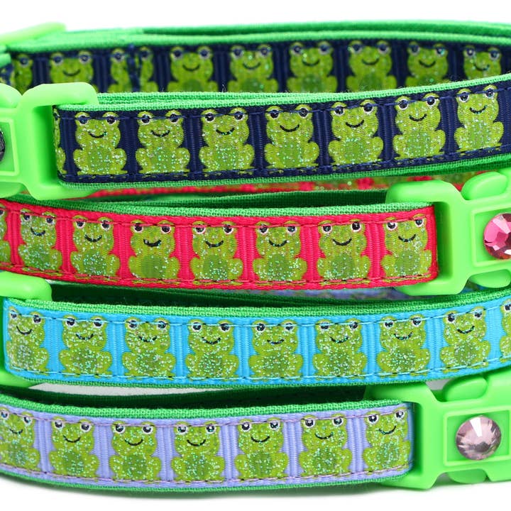 Coleira de Gato de Libertação Rápida Sapo 1 por atacado de From Pugs to Persians Pet Accessories, LLC