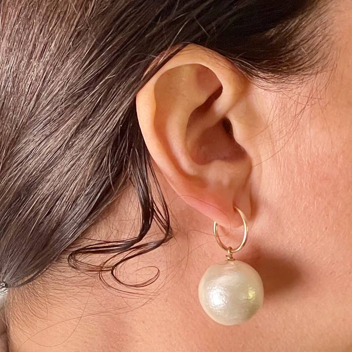 Virginia Wynne Designs – Brincos de argola por atacado – Brincos de argola de pérola de algodão vegano - Design leve e chique 03560