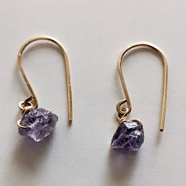 Boucles d'oreilles Raw Iolite Drop pour la vente par Peerless Charm