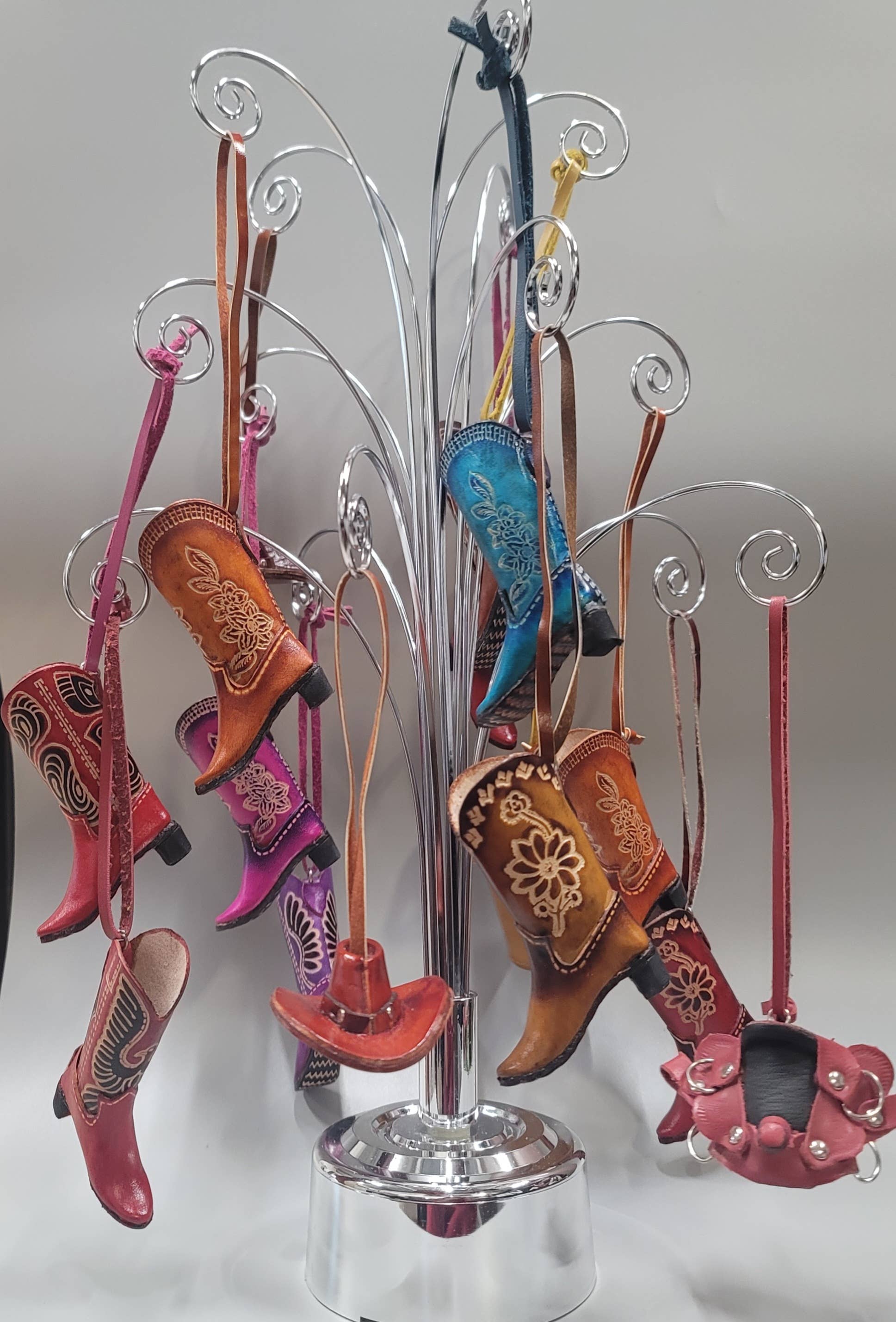 Sunflower Handmade leather inc - Wholesale Ornamentset - 12 stuks westerse lederen artikelen ornamenten cowboylaarzen hoeden et2