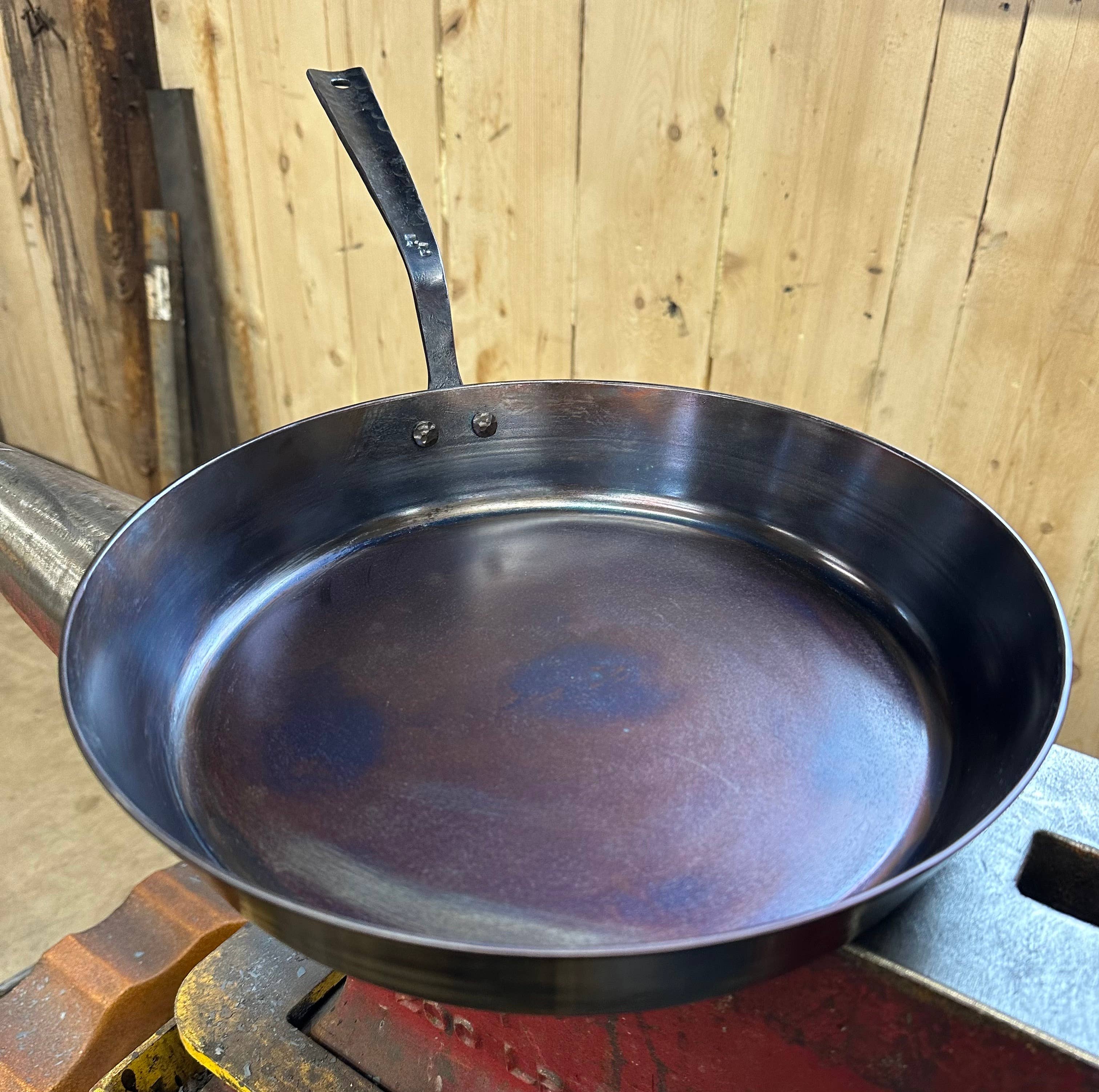 Independent Ironware – wholesale Cast iron skillet – 12.5" Wyoming Range Skillet3