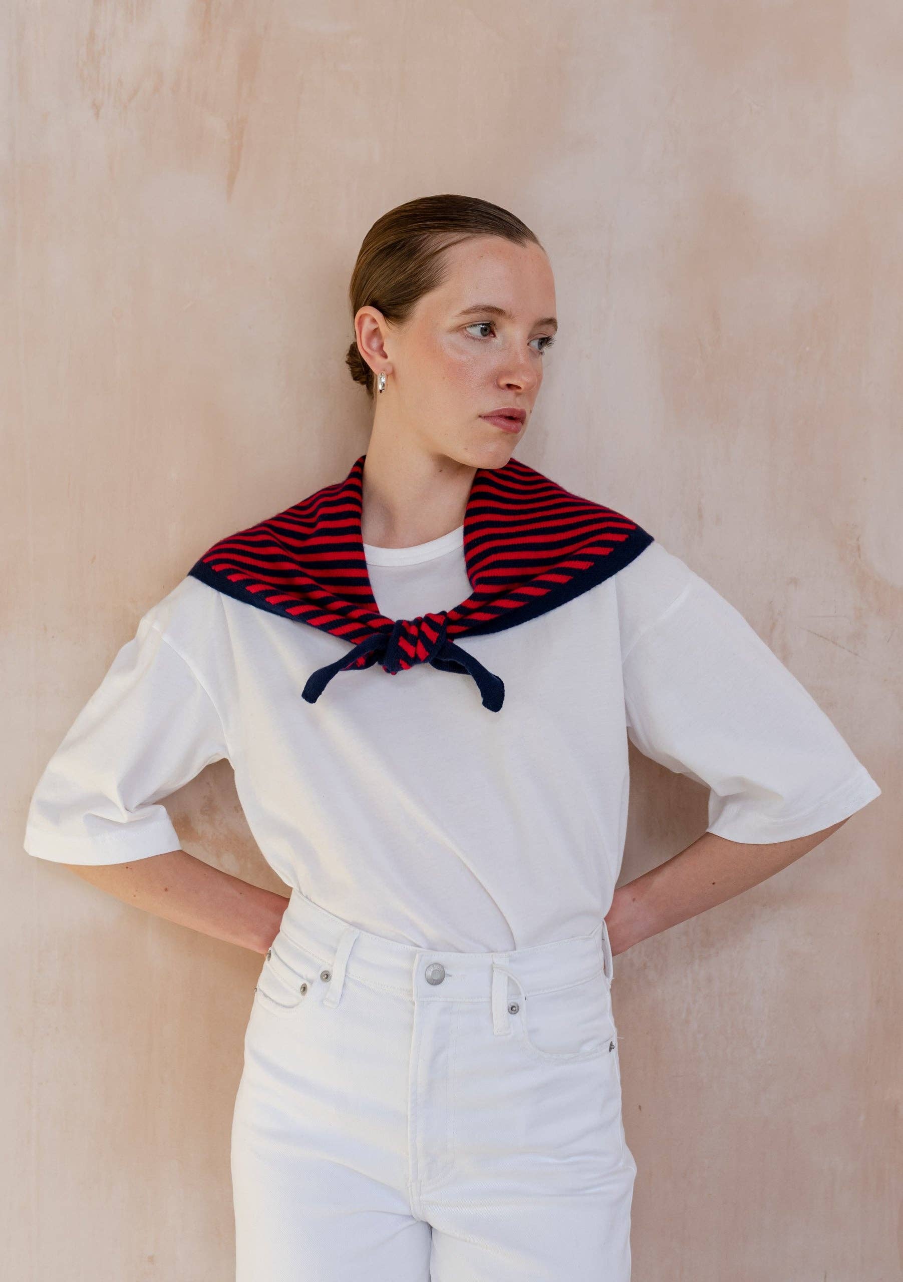 TBCo - Vente Écharpe – femme - Foulard triangle en laine mérinos à rayures bleu marine et rouge1