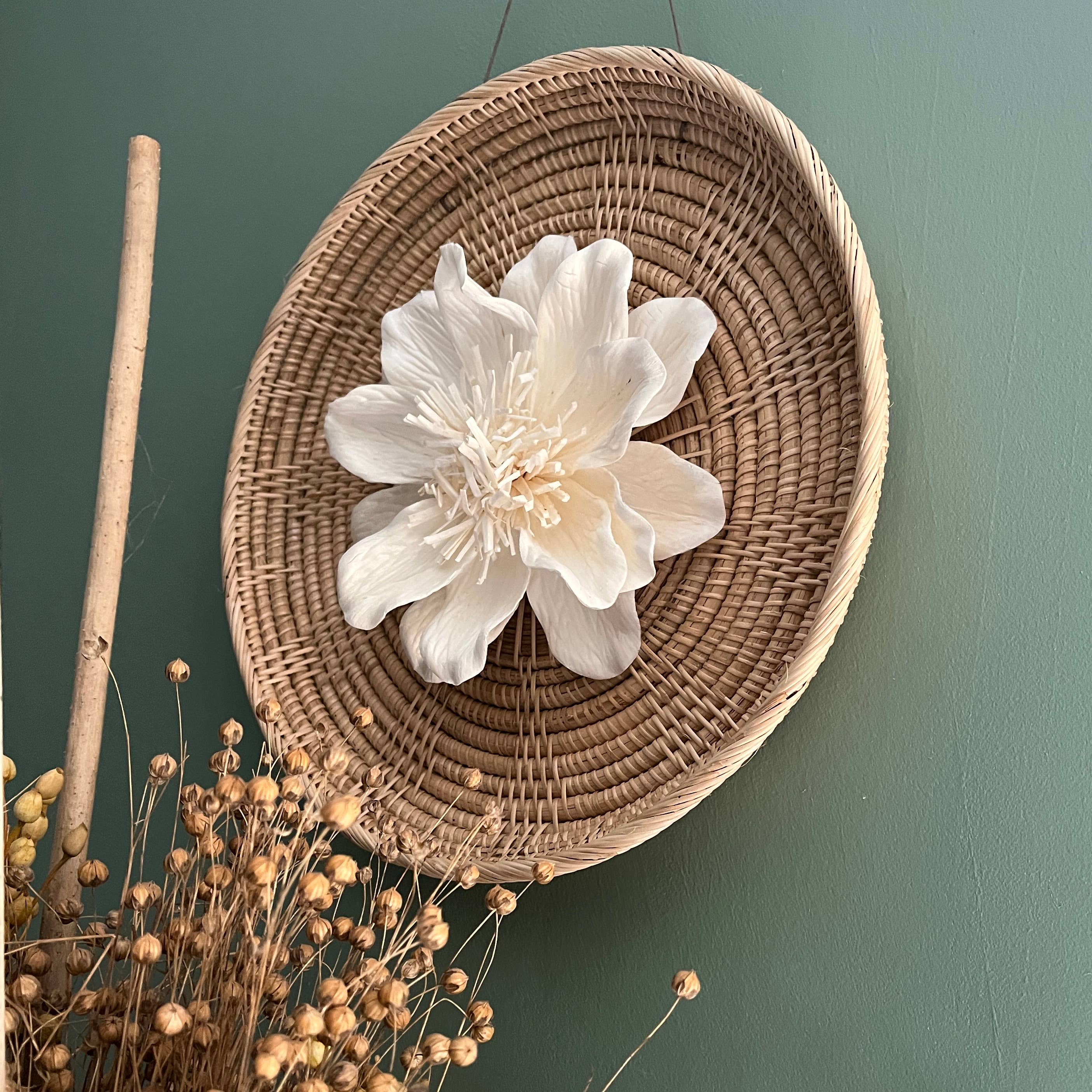 Anoq - Vente Fleurs artificielles - Suspension murale décorative fleur en sola et rotin - SELA3