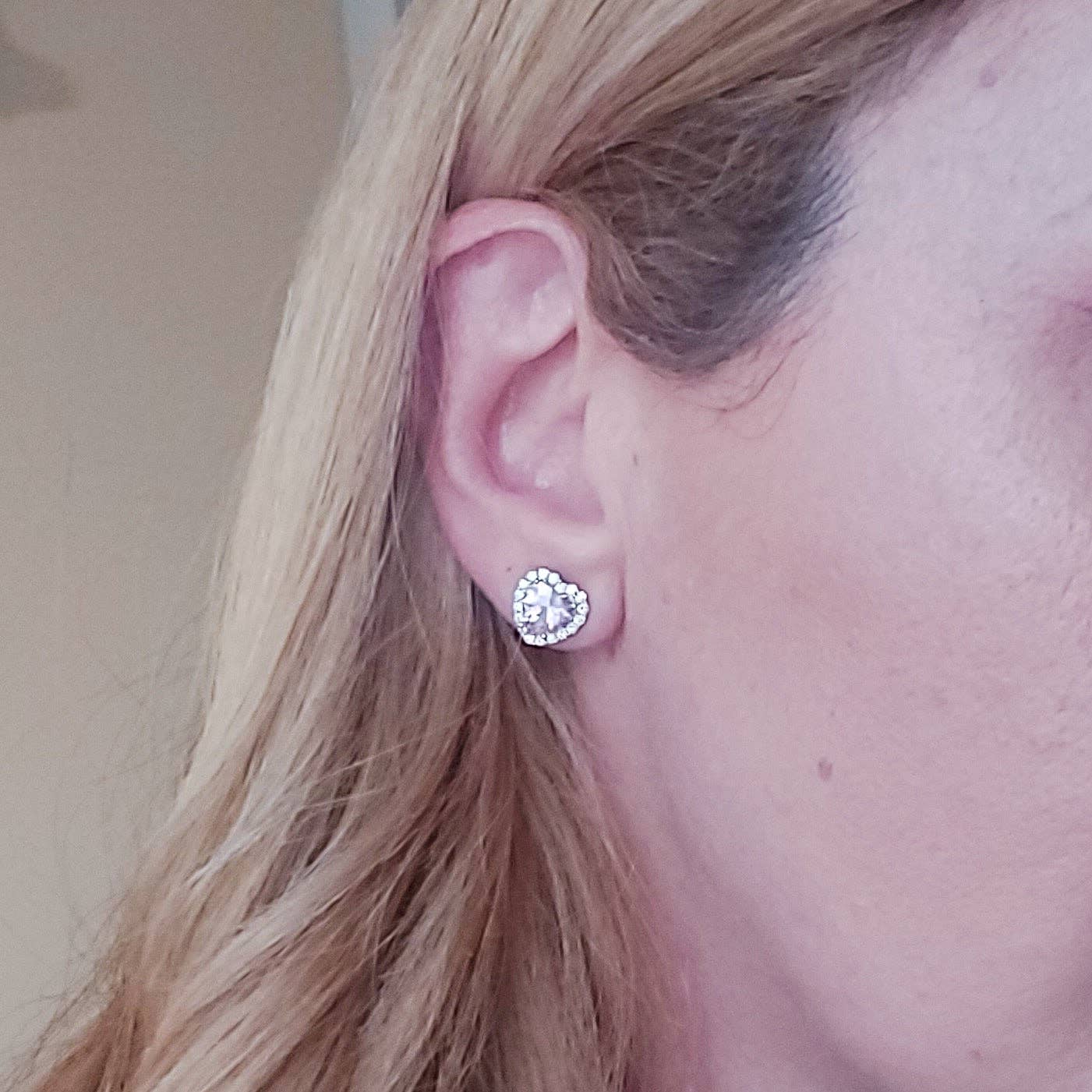 Daemon srls - Wholesale Stud/Post Earrings - DIANA ~Orecchini a bottone con cubic zirconia a forma di cuore24