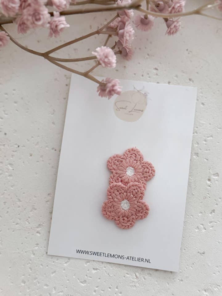 Fermaglio Antiscivolo Fiori Lavorati a Maglia - Rosa per la vendita all'ingrosso da parte di Sweet Lemons Atelier