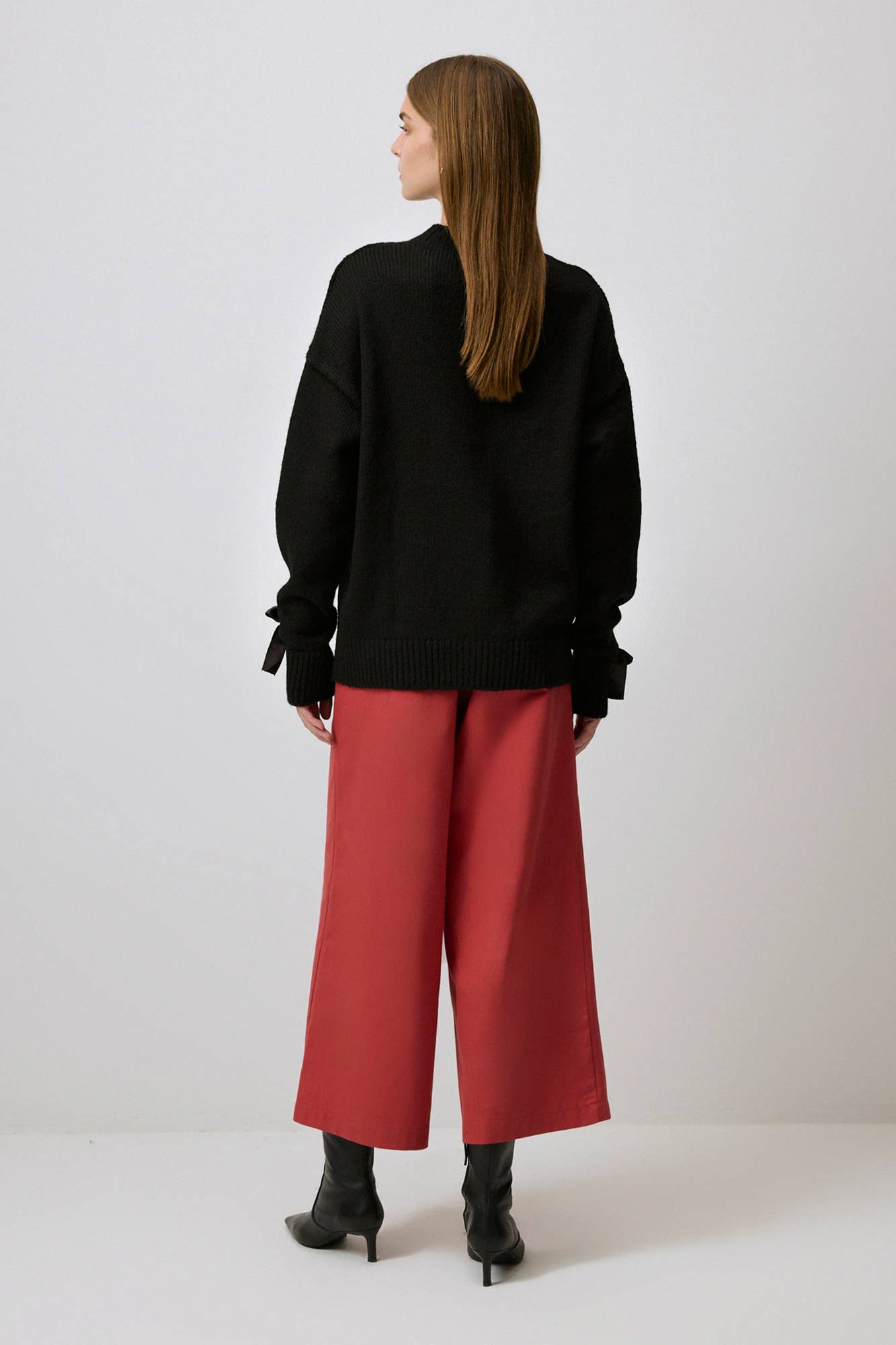 Svart ROSETTDETALJERAD STICKAD TRÖJA för wholesale på Faire2