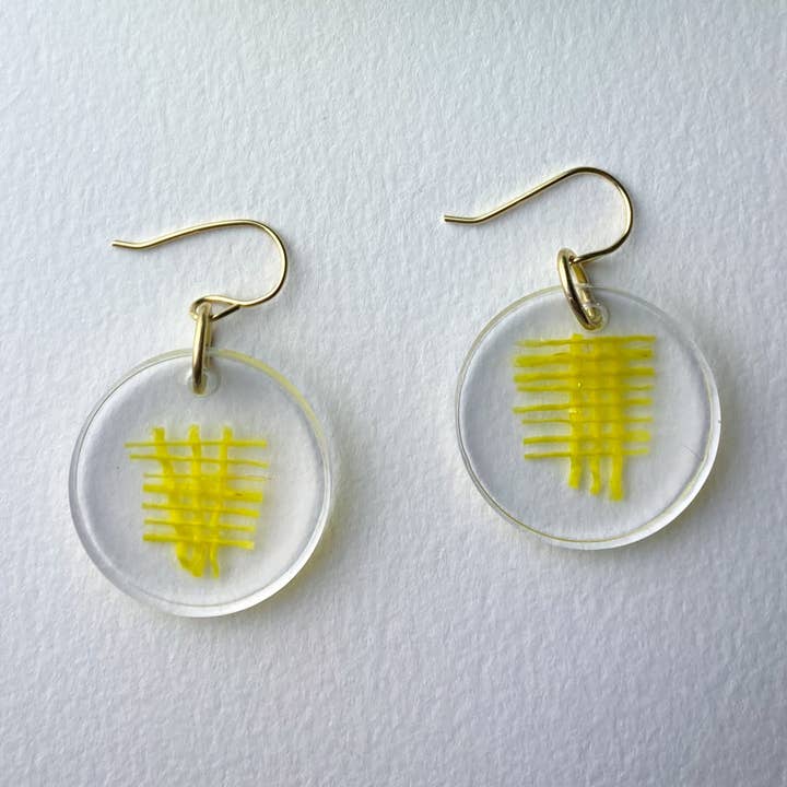 Runde Ohrringe aus Kunstharz, sonnengelb, handgefertigt für den Großhandel von BOMPOM Studio Resin Jewelry