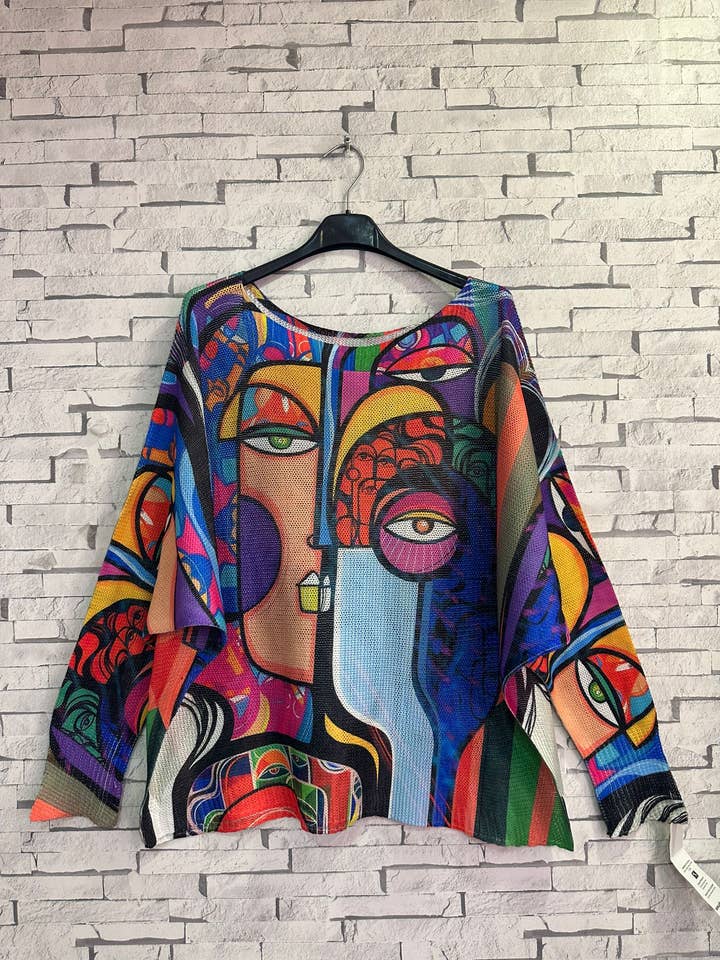 LOOWIE - Wholesale Pullover-trui - Dames - Z746 Blauwe, ronde gebreide trui met print „Picasso” LOOWIE 0