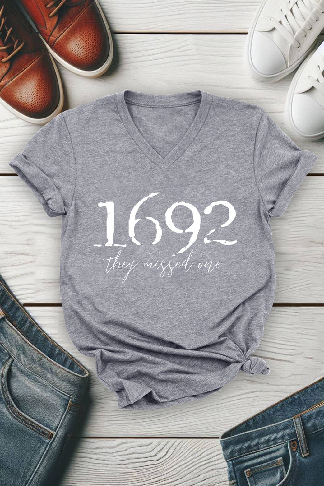 Top Avenue – Großhandel T-Shirt (Grafikdruck) – Unisex – 1692 They Missed One, Halloween, Unisex-T-Shirt mit V-Ausschnitt6