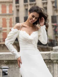 Flowy wedding dress with long sleeves and off-the-shoulder – Romantic elegance for wholesale by Promarried