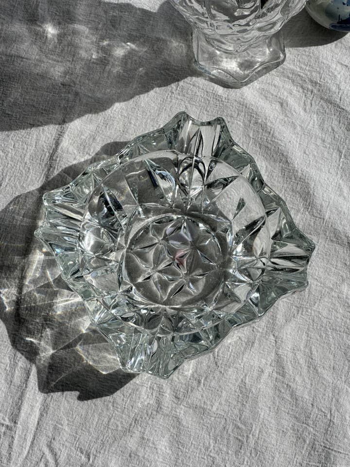 Stor firkantet askebæger med store diamantformede fremspring for engroshandel hos Office Objets