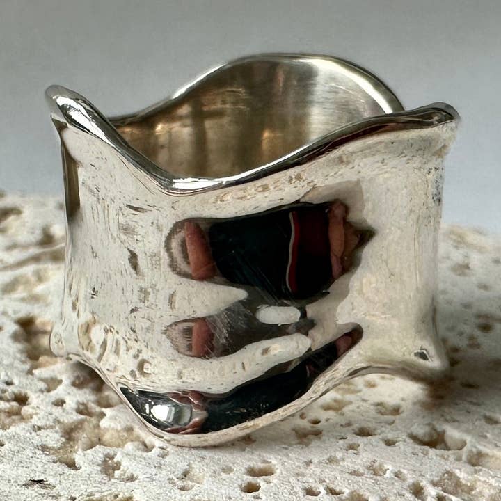 Anello di Lava n. 4 per la vendita all'ingrosso da parte di Rachel Regent