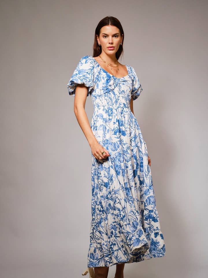 36903D - Gartenblaues Maxikleid mit Blumenmuster und Stufenrock für den Großhandel von Blue B